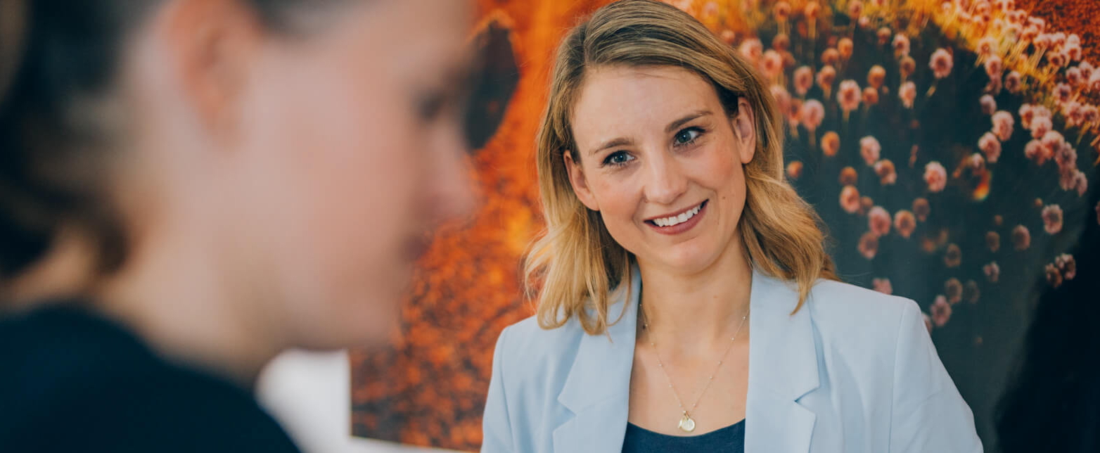 Zwei Personen arbeiten gemeinsam an einem Flip-Chart.