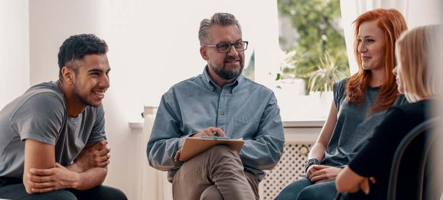 Vier Personen sprechen über die Anzeichen der PTBS