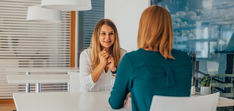 Eine Psychotherapeutin berät eine Patientin zu Ihrer Essstörung