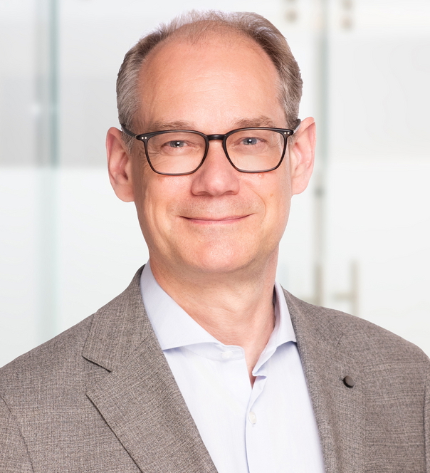 Portrait von Robert Smolka.