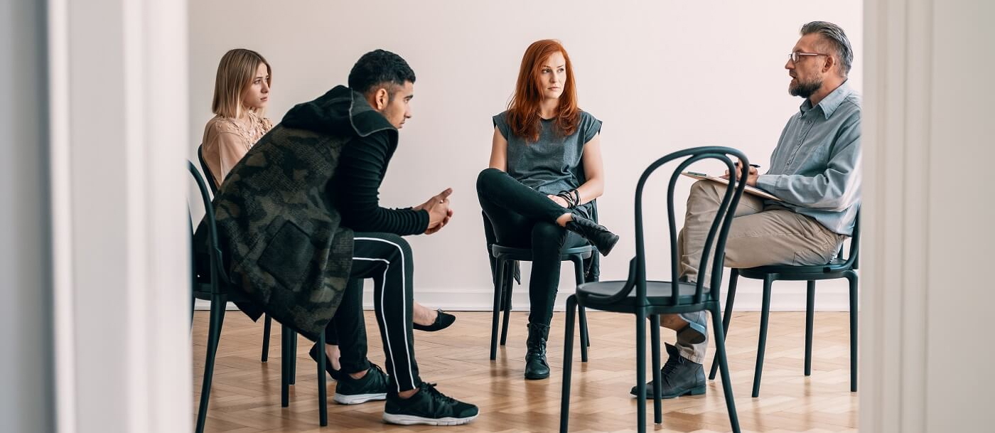 Drei Patienten, die von einem Psychotherapeuten ihre Persönlichkeitsstörung behandeln lassen