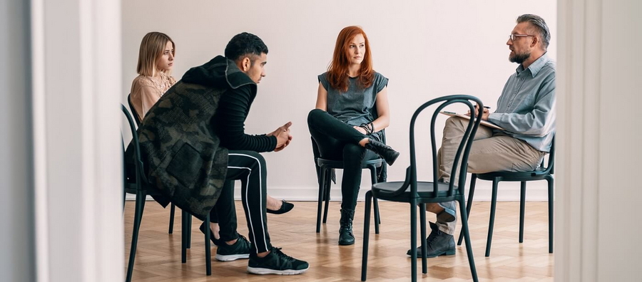 Vier Personen in der ADHS-Therapie für Erwachsene