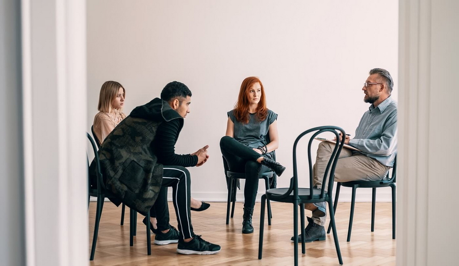 Eine Gruppe von Menschen in einer ADHS-Behandlung