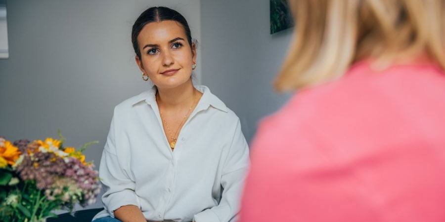 Eine Patientin im Gespräch mit einer Therapeutin zur Behandlung ihrer Angststörung