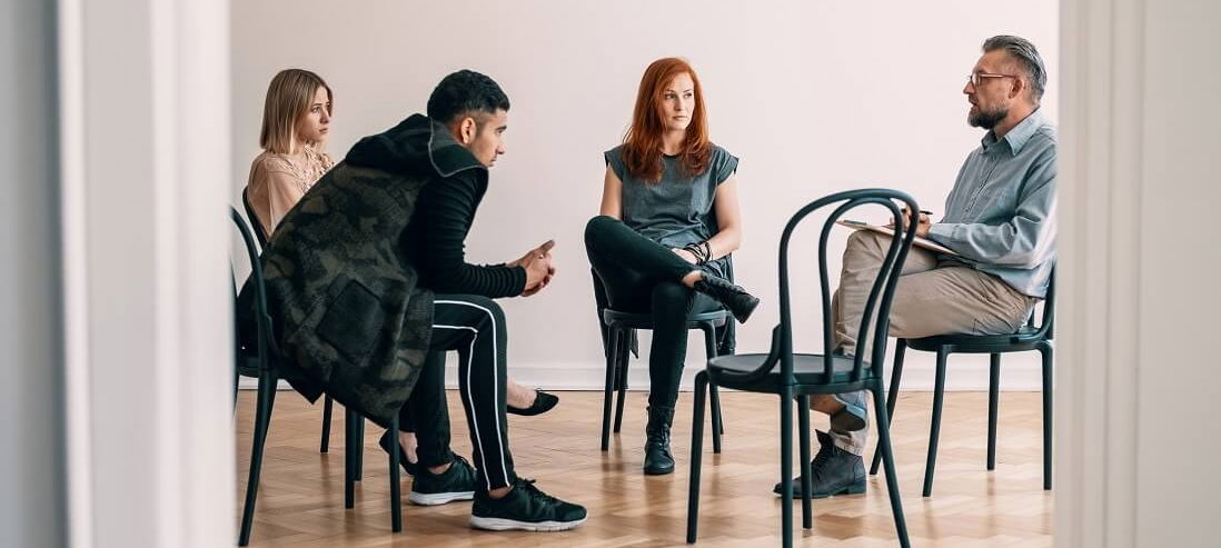 Vier Personen in einer Gruppentherapie zur Behandlung der Angststörung