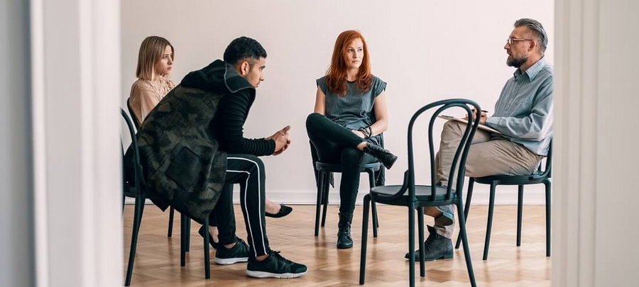 Vier Personen in einer Gruppentherapie zur Behandlung der Angststörung