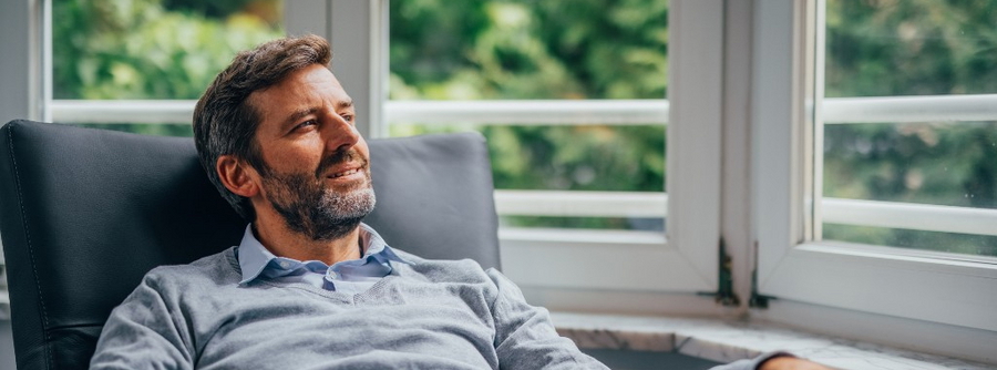 Ein Mann erholt sich während der Schlaganfall-Behandlung von seinem Schlaganfall