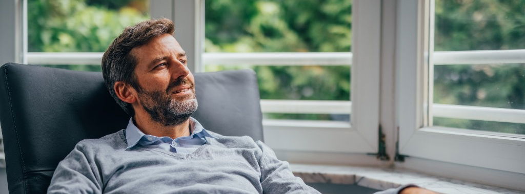 Ein Mann erholt sich während der Schlaganfall-Behandlung von seinem Schlaganfall