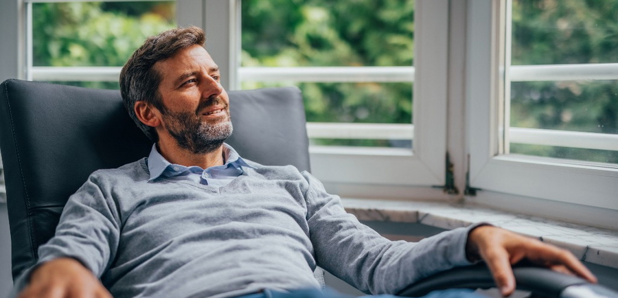 Patient entspannt in einem Sessel am Fenster.