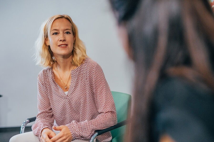 Innenansicht eines Behandlungsraums während einer psychotherapeutischen Behandlung bei KIRINUS