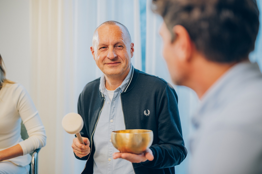 Pflegefachkraft mit Klangschale in einer Morgenrunde.