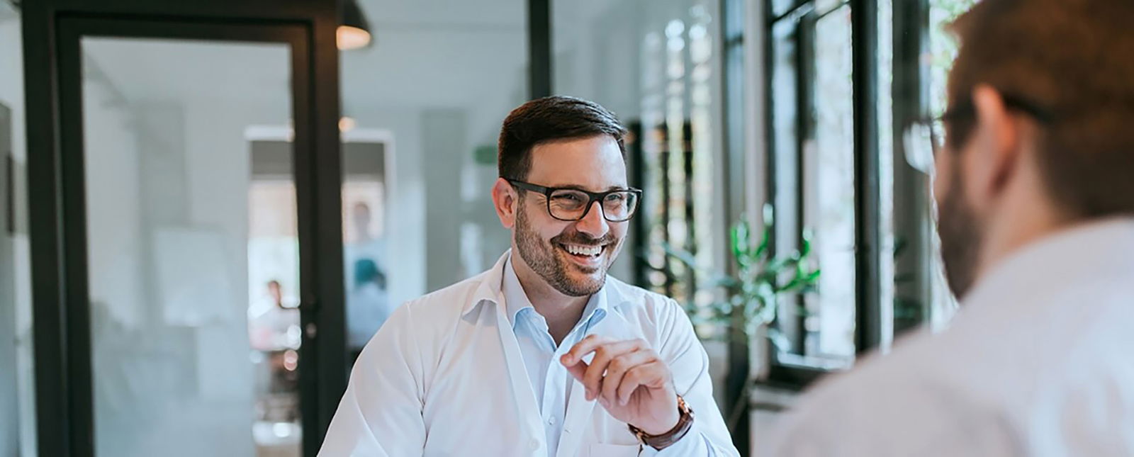 Zwei Fachärzte für Medikamentensucht-Behandlung im Gespräch