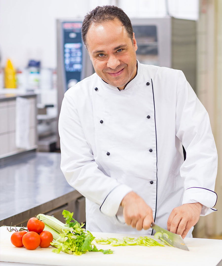 Küchenchef bei der Arbeit in der KIRINUS Alpenpark Klinik