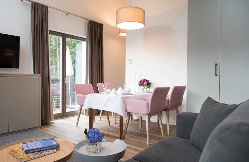 Modern gestaltetes Patientenzimmer in der KIRINUS Alpenpark Klinik