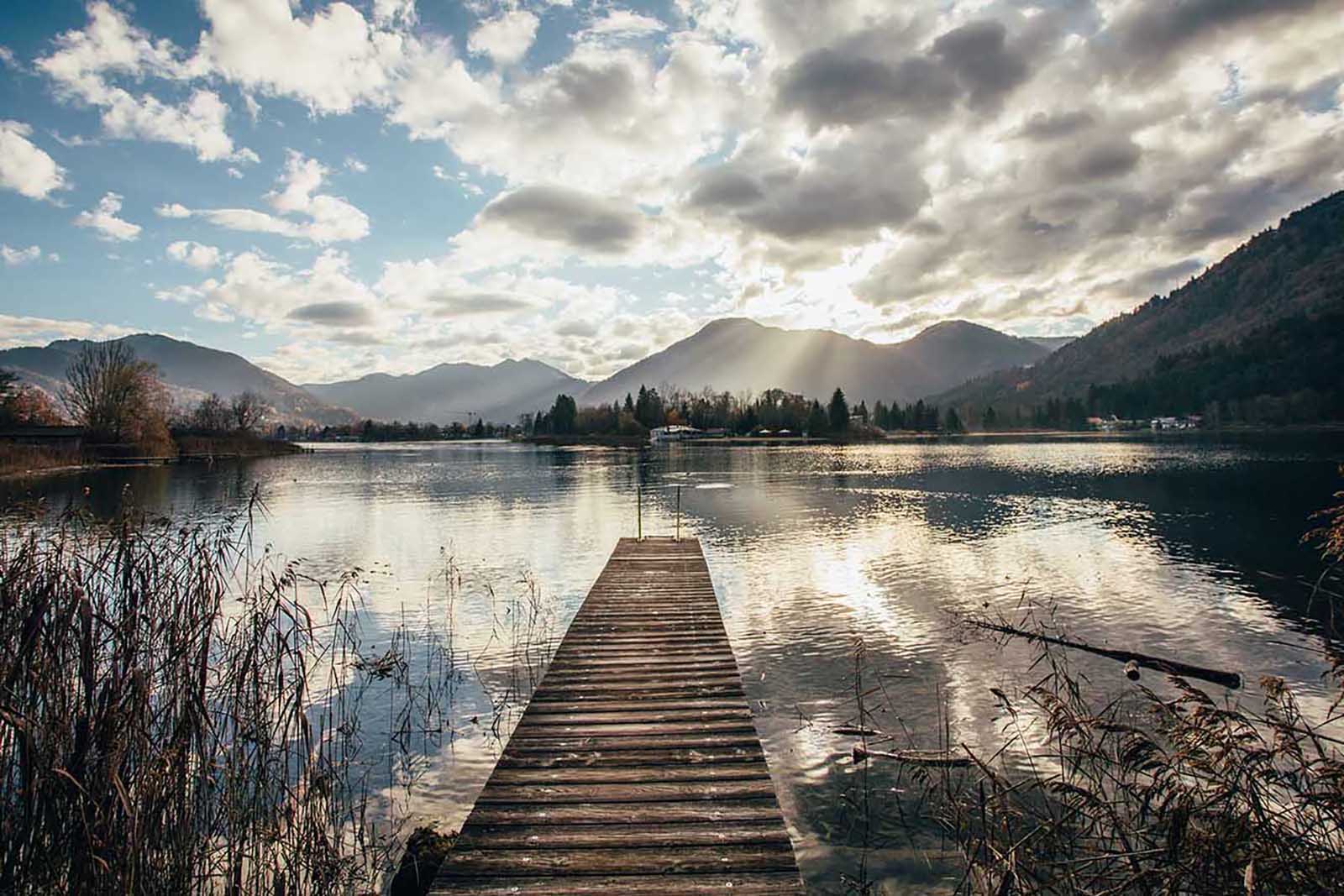 Privatsteg am Tegernsee mit Bergkulisse im Hintergrund
