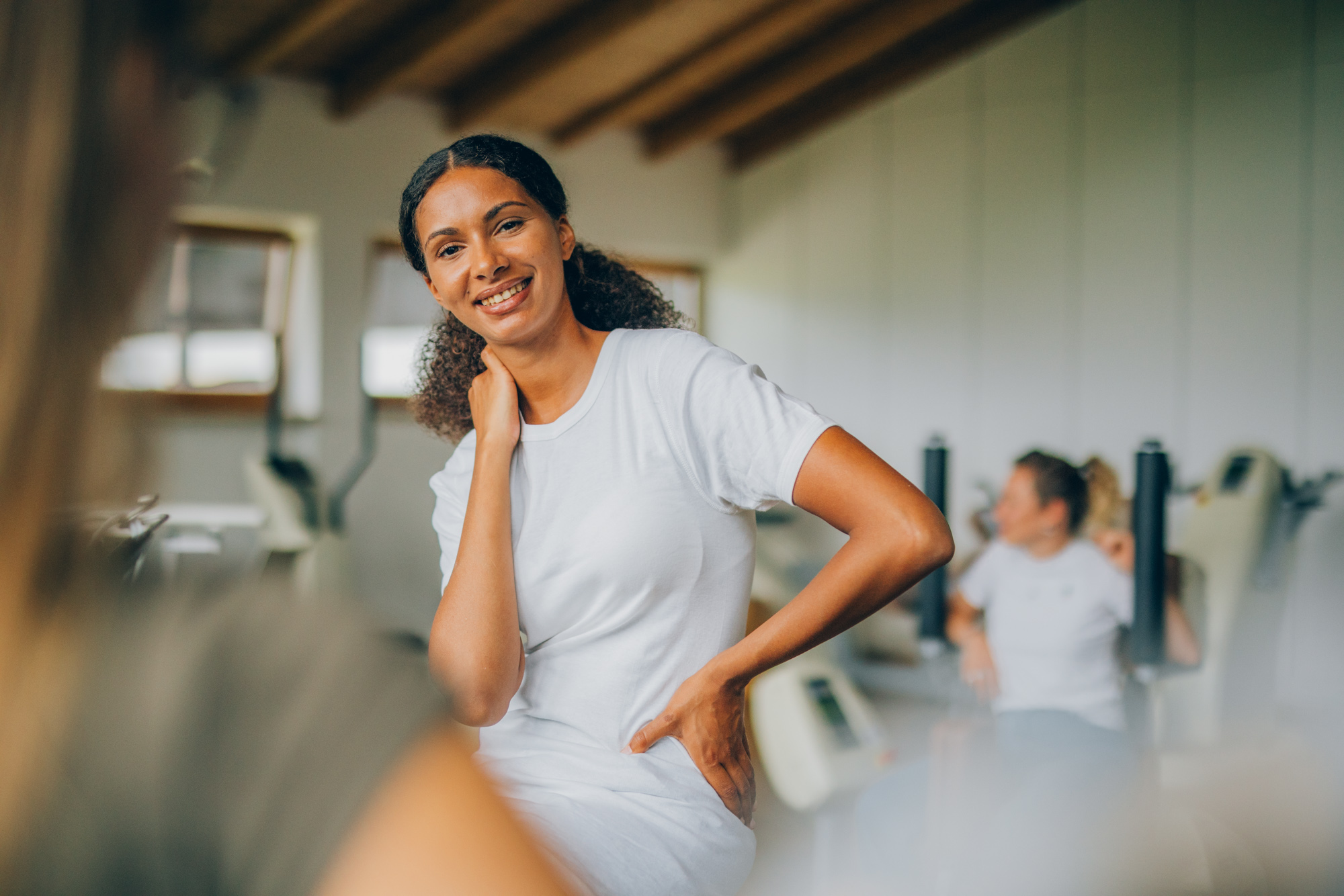 Eine Patientin trainiert im Sportraum der KIRINUS Alpenpark Klinik währen ihrer gastroenterologischen Reha.