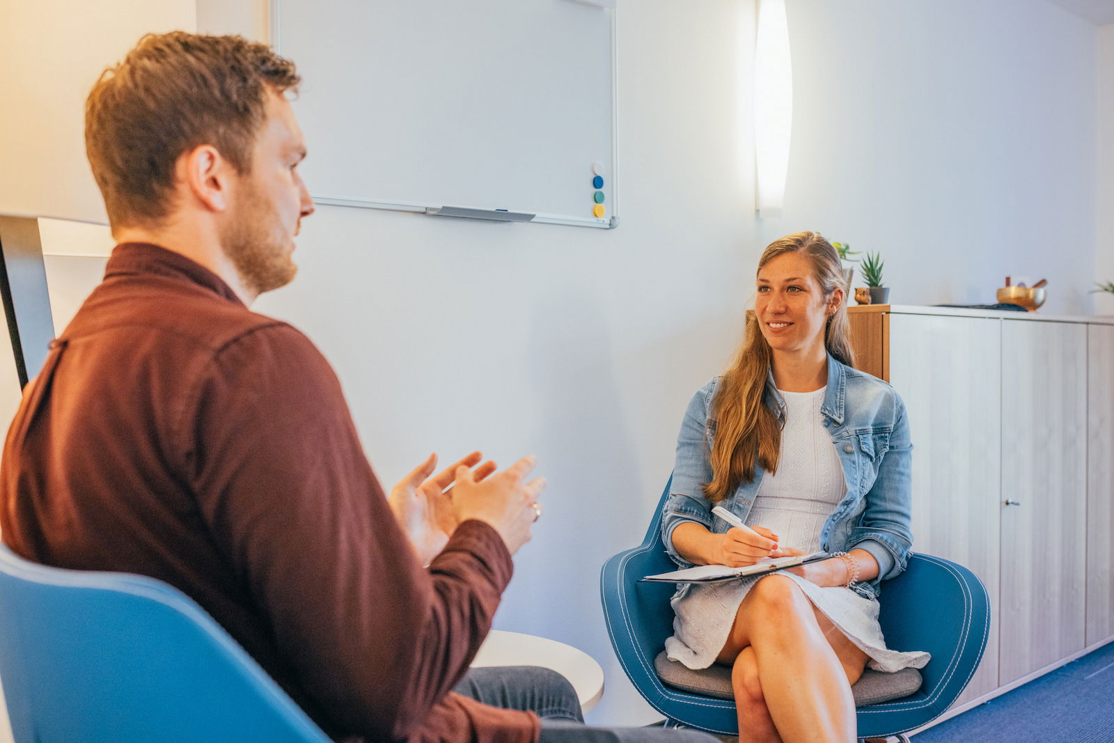 Therapiegespräch im KIRINUS Behandlungsraum