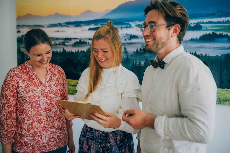 Teamgespräch in einem Besprechungsraum bei KIRINUS