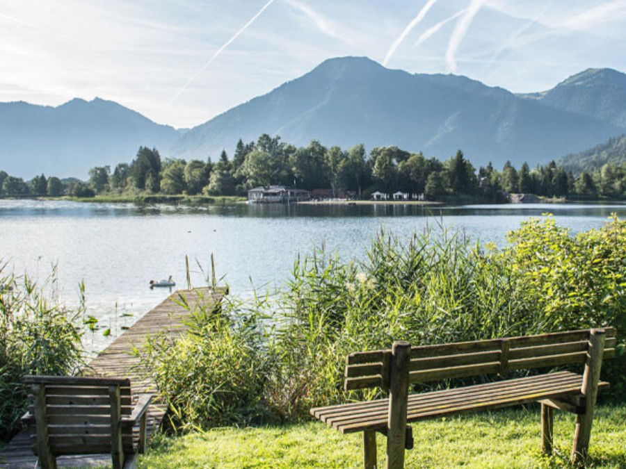 Sitzbank mit Blick auf den Tegernsee und Bergkulisse