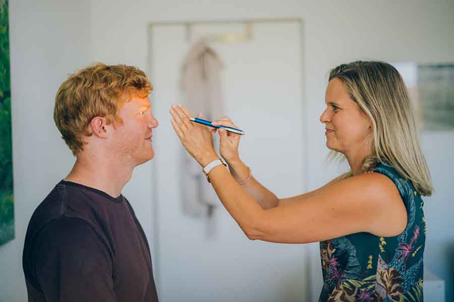 Medizinische Untersuchung in einem Behandlungszimmer bei KIRINUS