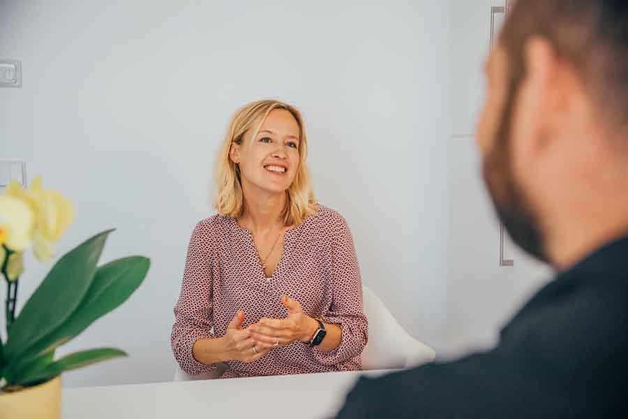 Frau mit Fokus auf einem Gespräch bei KIRINUS