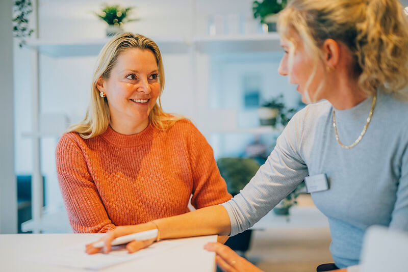Patientin im Gespräch mit medizinischer Fachkraft über Hyposensibilisierung gegen Bienengift.