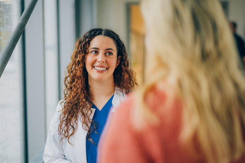 Ärztin erklärt Patientin den Ablauf der Bienengift-Hyposensibilisierung in der KIRINUS PsoriSol Klinik.