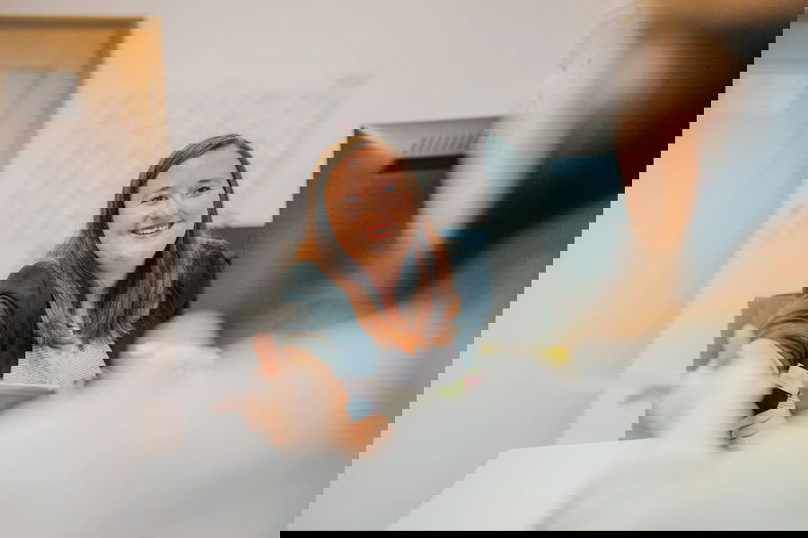 Übergabe der Unterlagen während der Anmeldung bei KIRINUS.