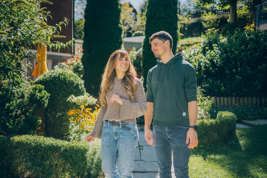 Eine Frau und ein Mann gehen im Park spazieren