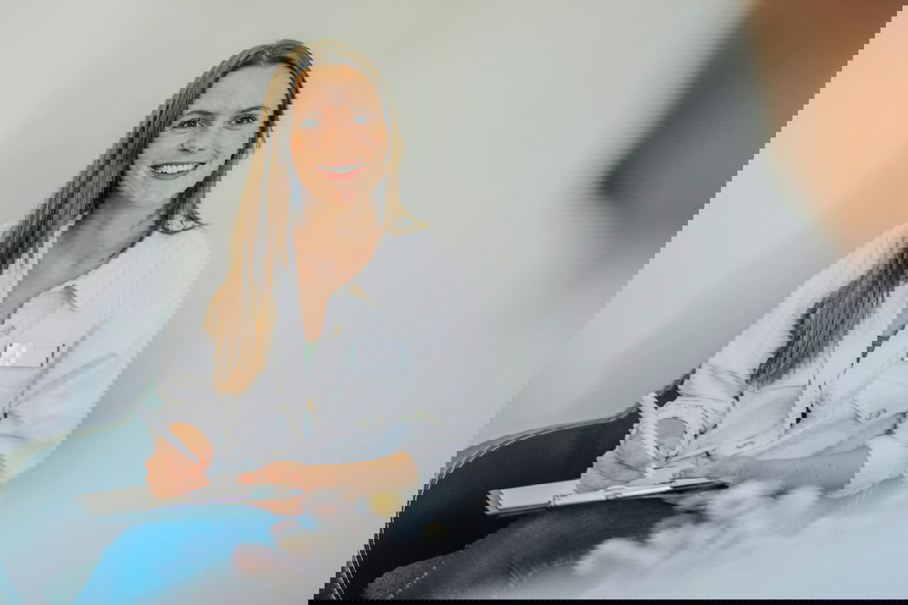 Therapeutin während der Psychotherapie mit Klemmbrett in der Hand.