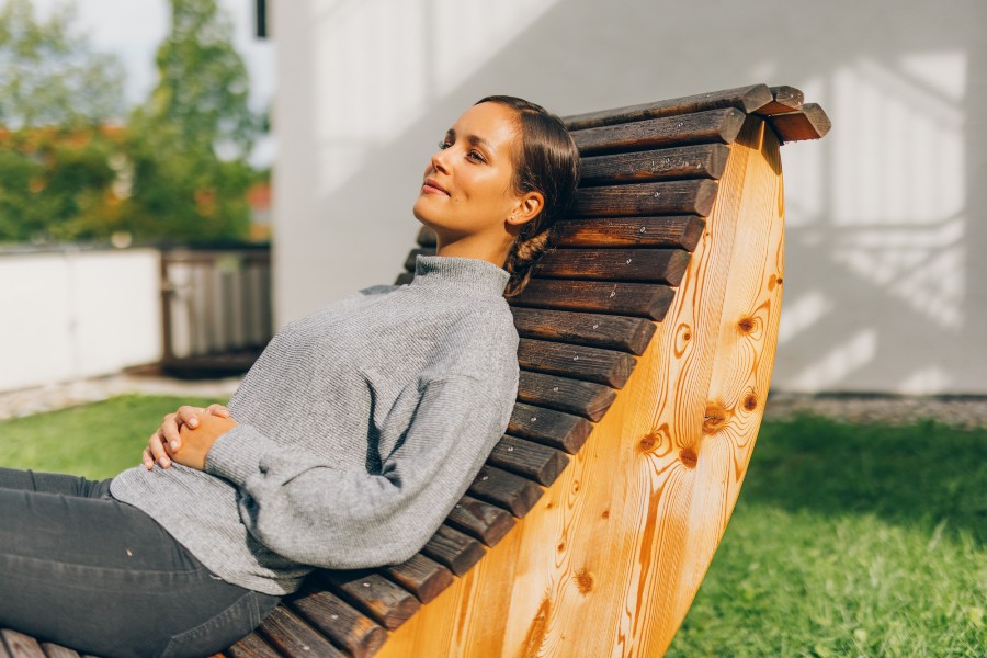 Patientin auf einer Sonnenliege