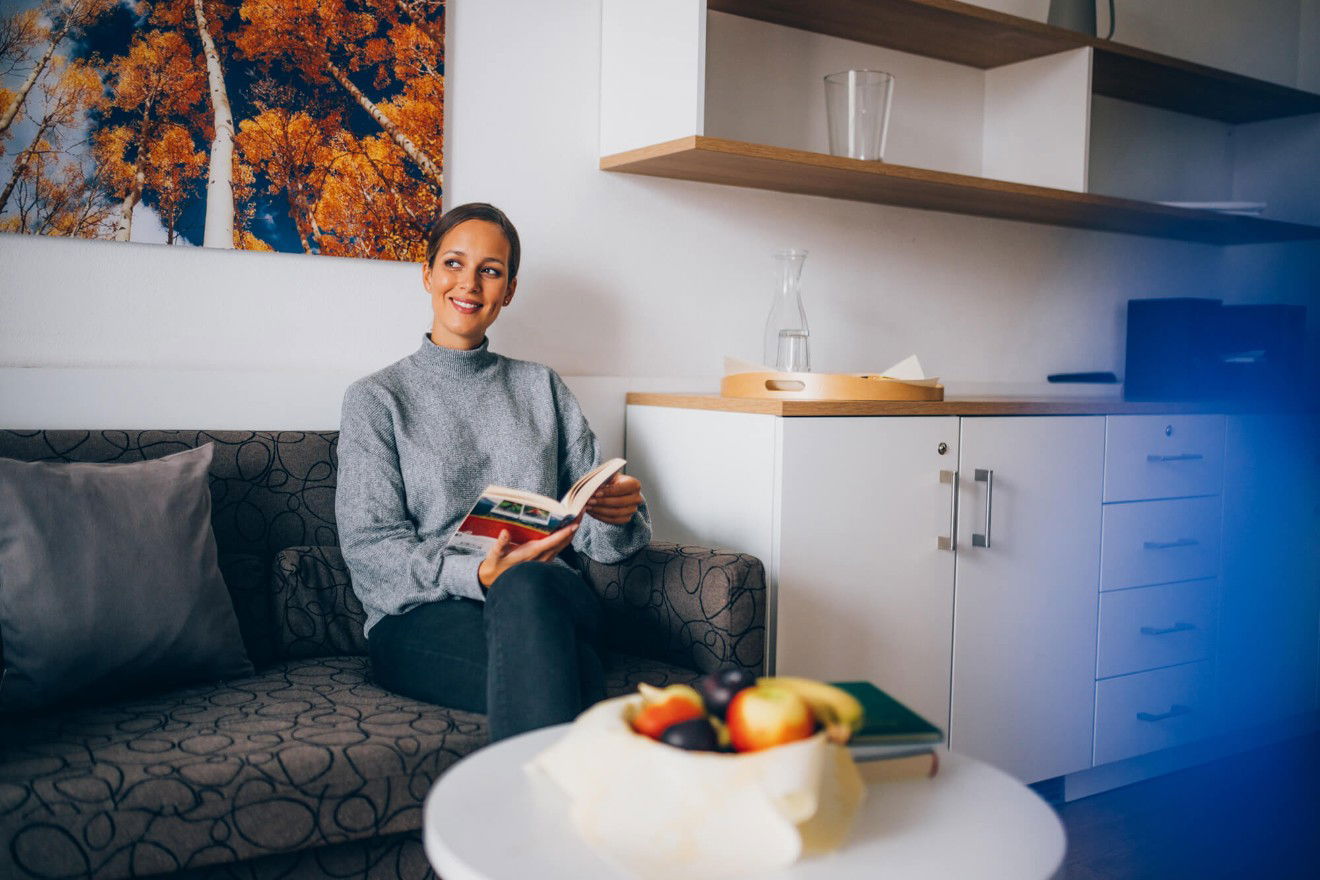 Patientin im modern eingerichteten Patientenzimmer von KIRINUS