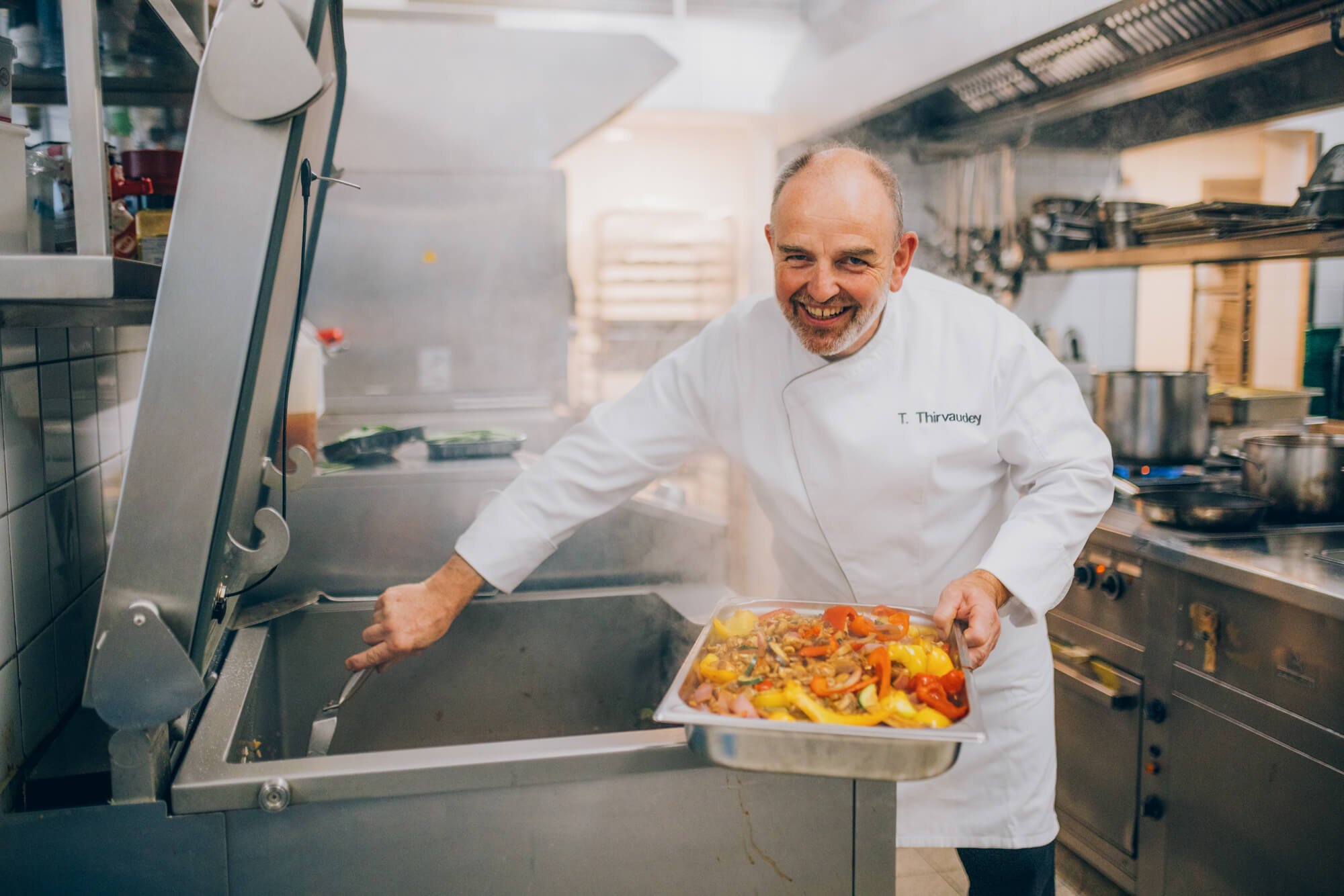 Koch bei der Arbeit in der KIRINUS Küche