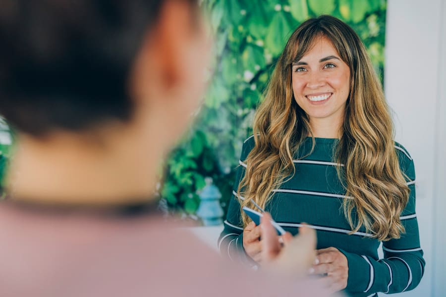 Gesprächssituation zwischen zwei Personen während der individuelle Therapieplanung.