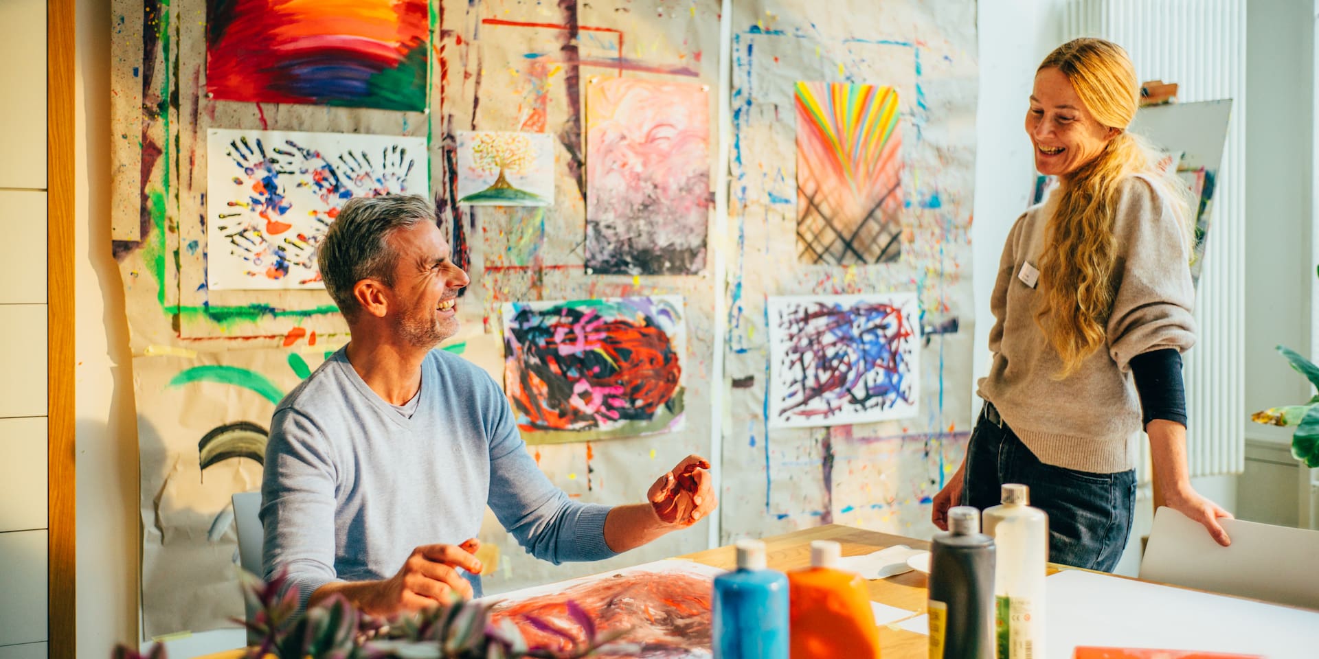 Patient und Terhapeutin während der Kunsstherapie.