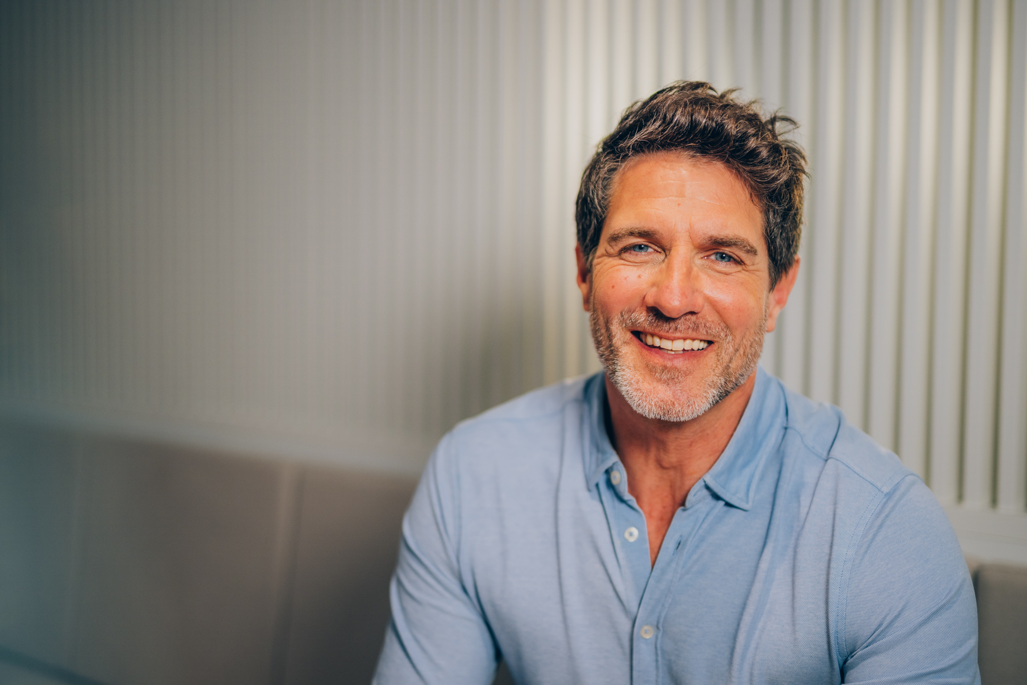 Ein Mann lächelt in in die Kamera.