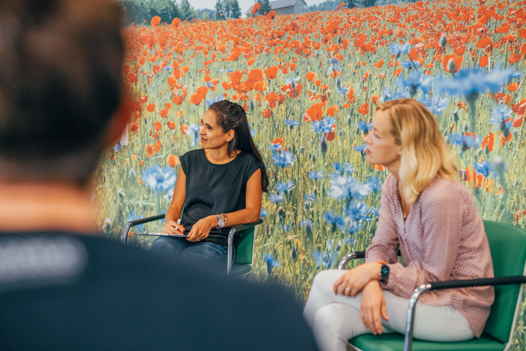 Sitzkreis während einer Gruppentherapie bei KIRINUS