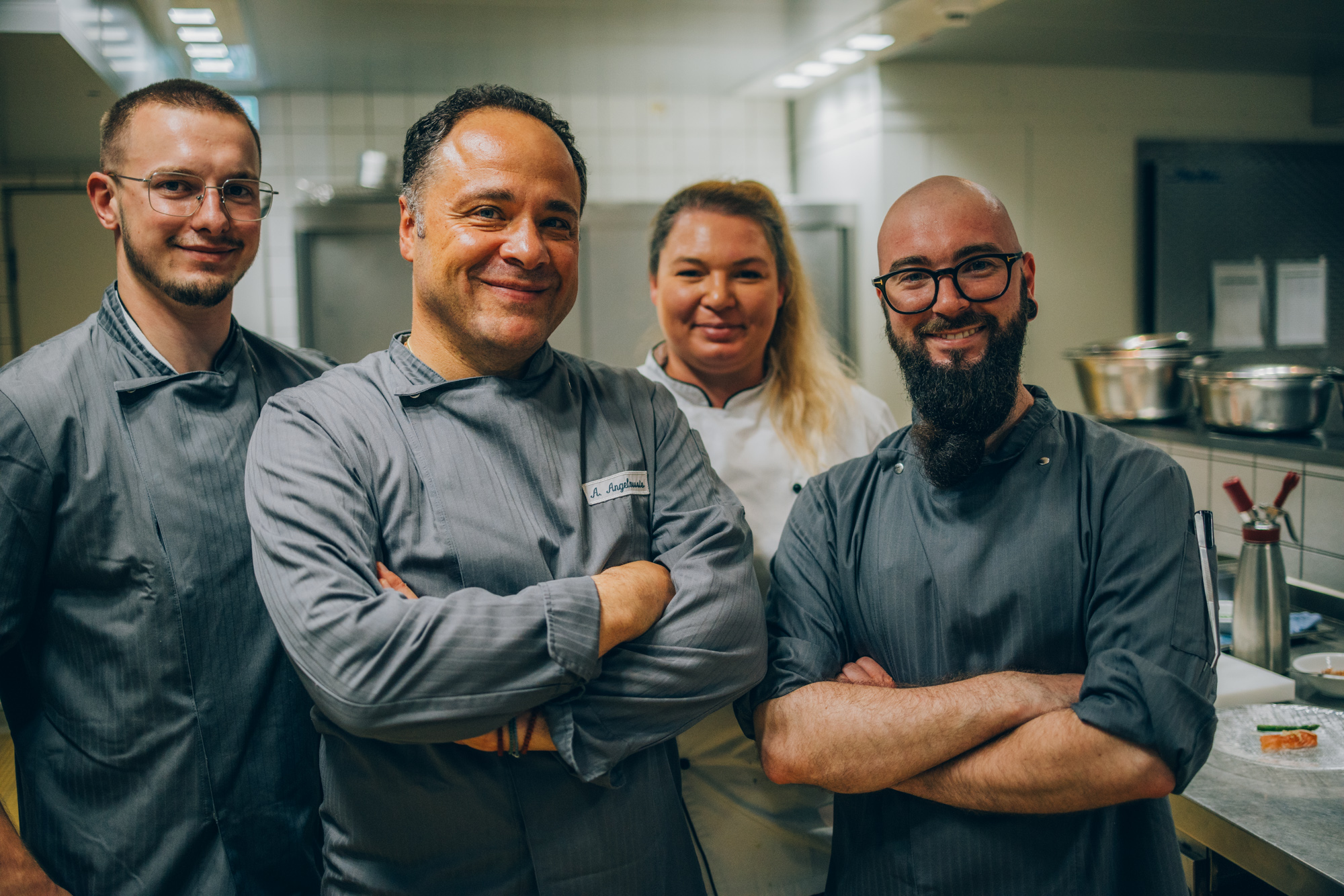 Küchenteam gemeinsam in der Großküche.