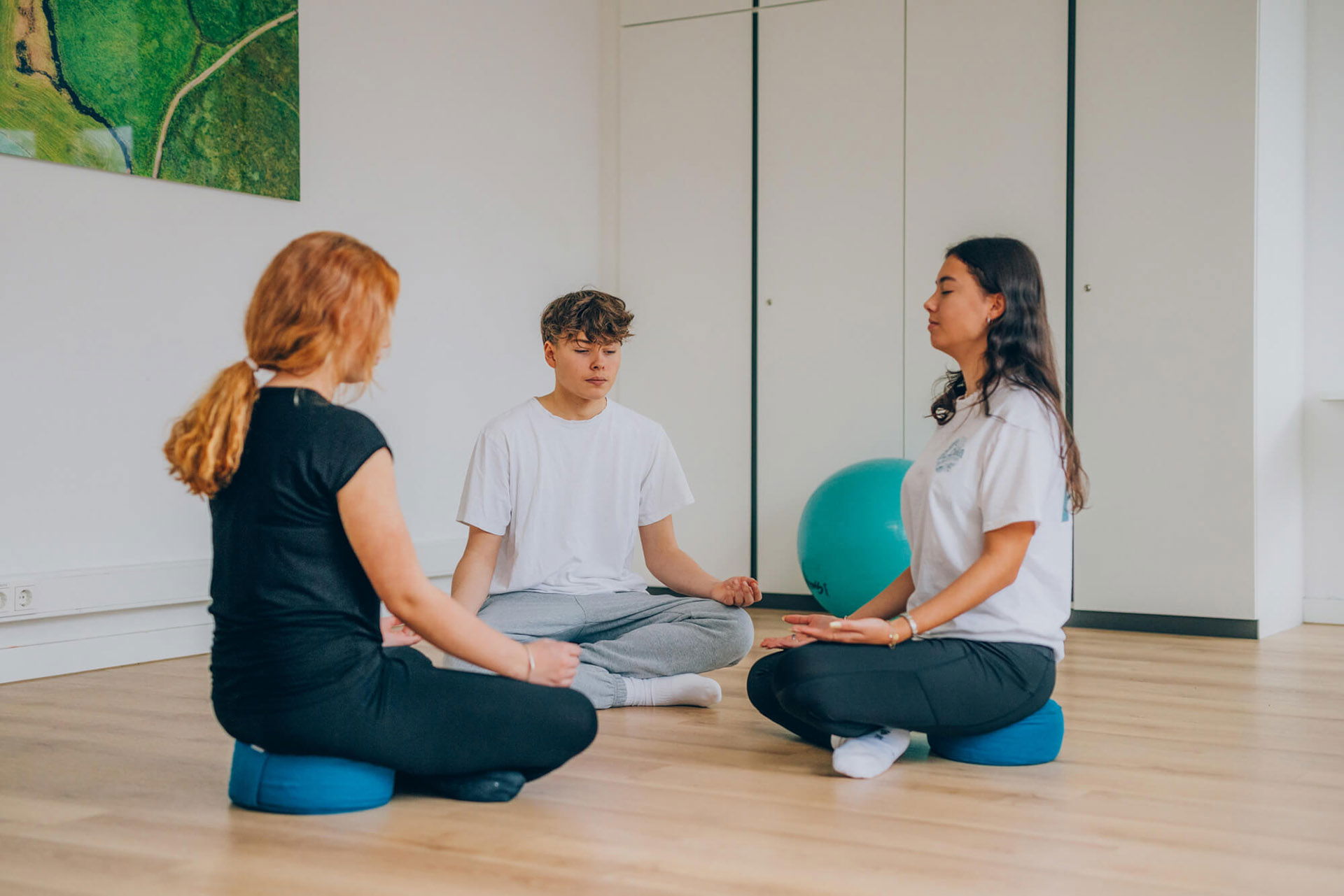Kinder bei einer Meditationsübung in der Tagesklinik für Kinder und Jugendliche