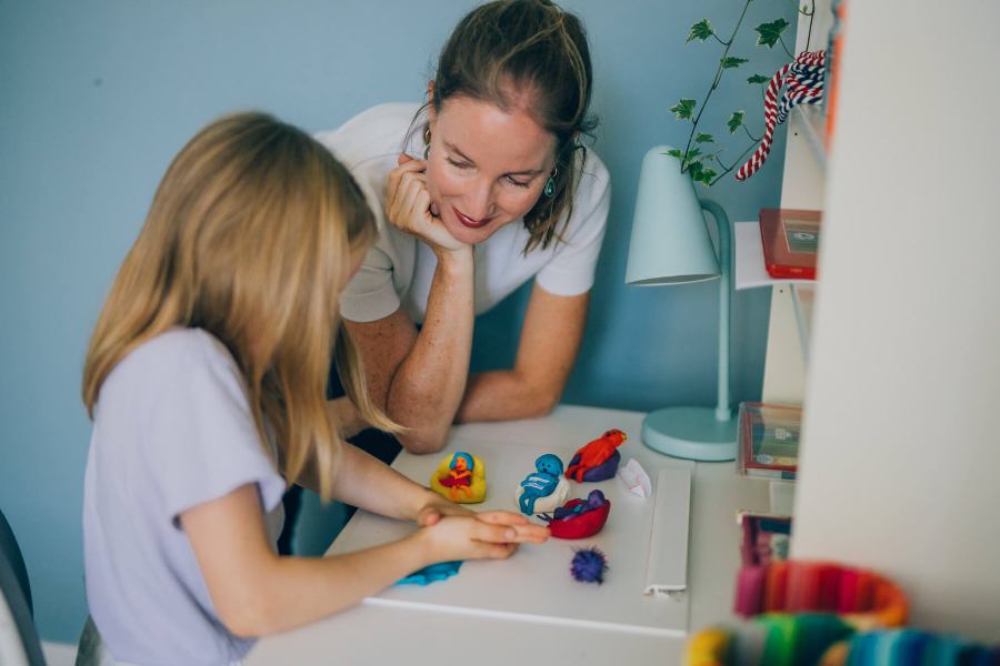 Therapiesituation zwischen Psychotherapeutin und Kind