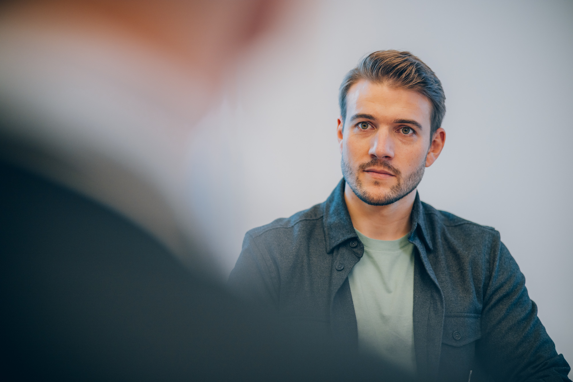 Therapiegespräch zwischen zwei Personen zum Thema Abhängigkeitserkrankungen.