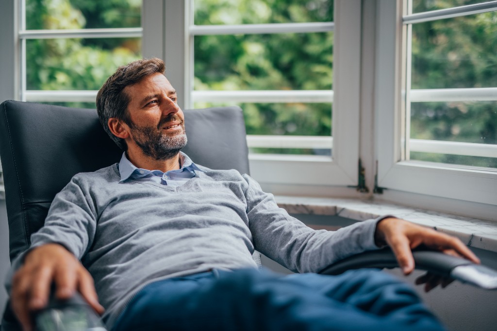 Ein Mann erholt sich während der Schlaganfall-Behandlung von seinem Schlaganfall