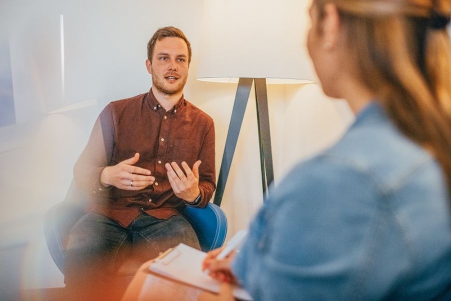 Ein Psychotherapeut während der psychosomatischen Behandlung