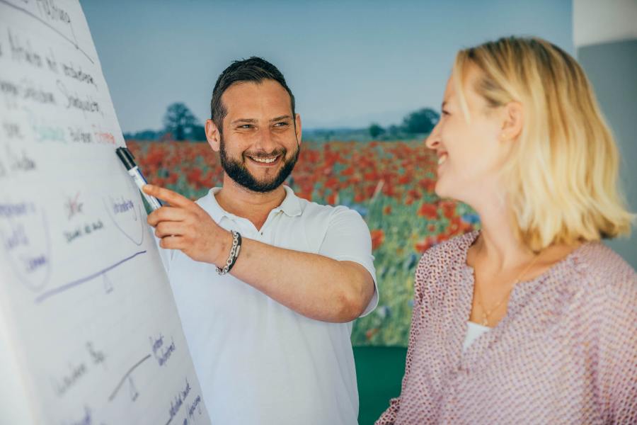 Besprechungssituation zwischen Psychotherapeut und Patientin