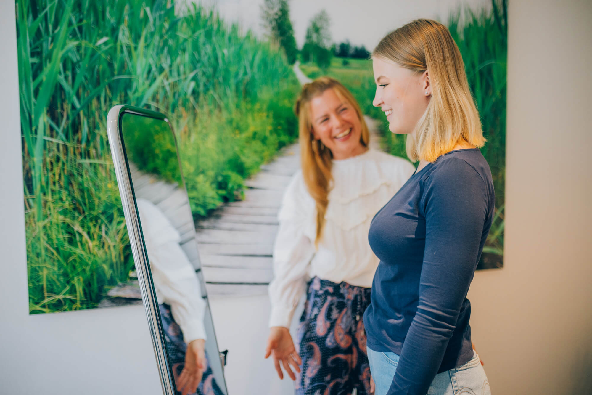 Jugendliche betrachtet ihr Spiegelbild während der Psychotherapie