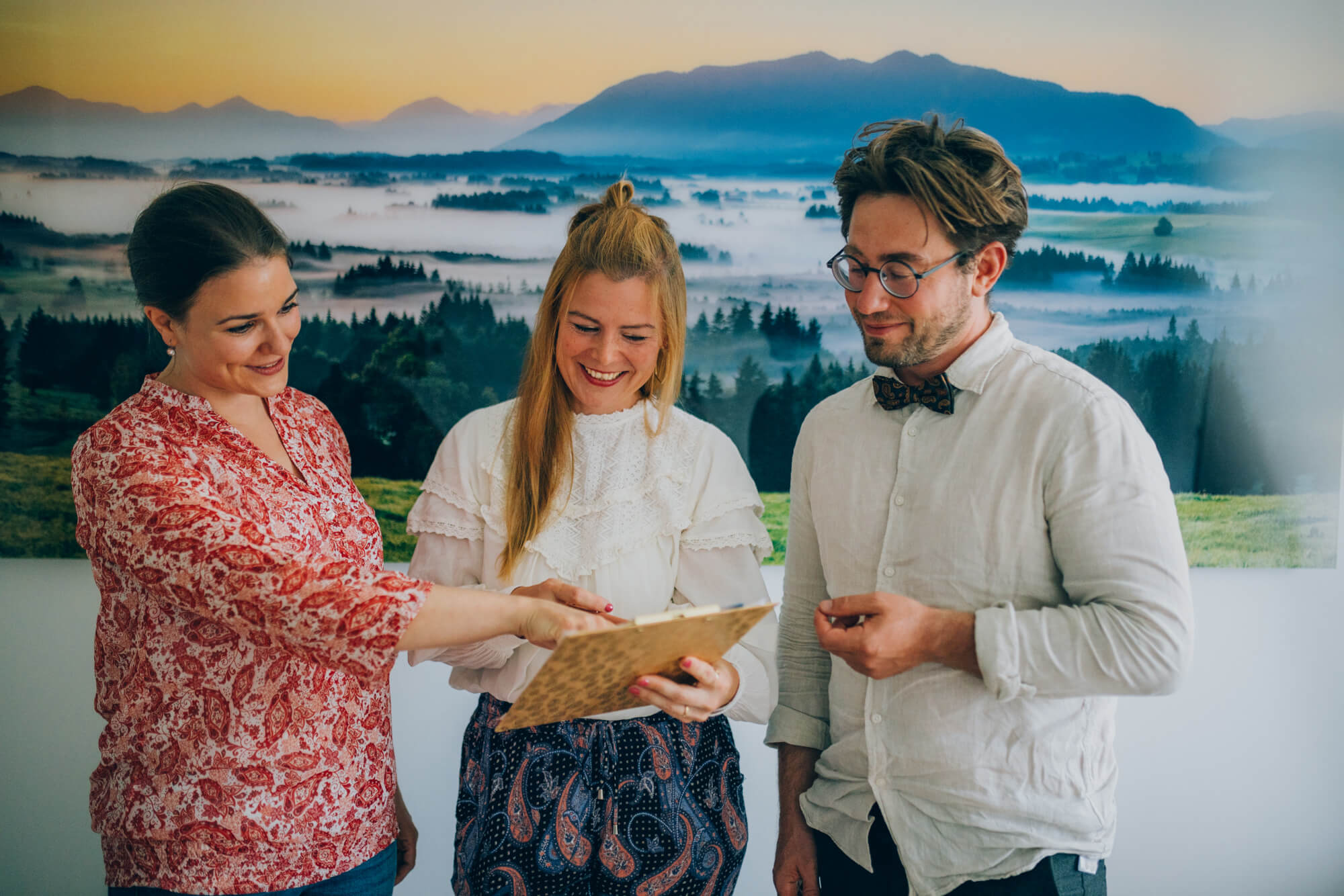 Teambesprechung von drei PsychotherapeutInnen bei KIRINUS