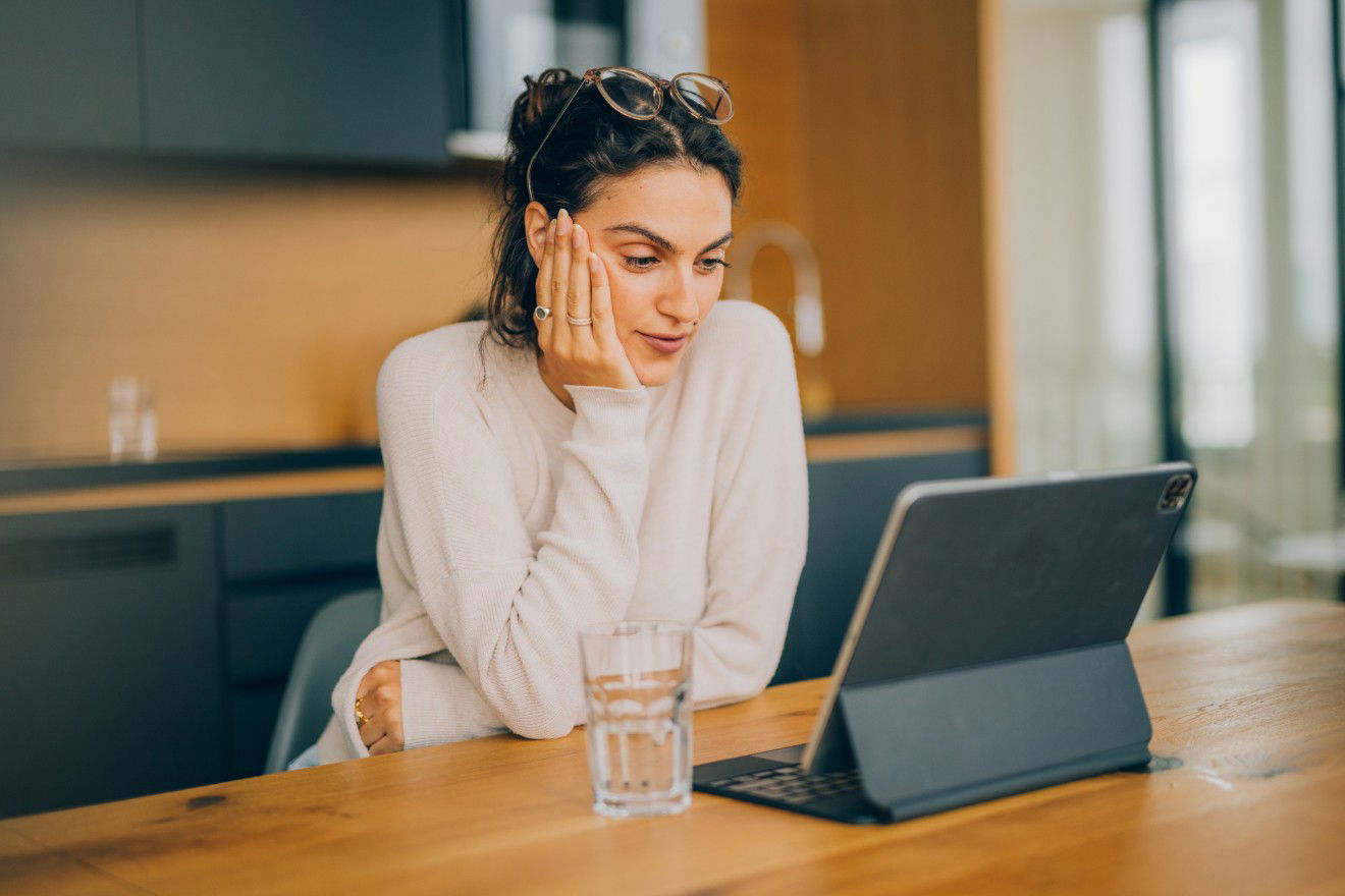 Patientin während der Online Therapie bei KIRINUS