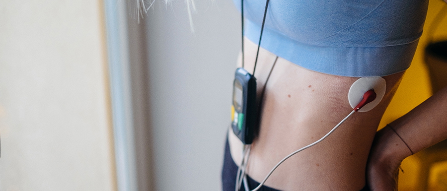 Patientin mit Langzeit-Elektrokardiogramm