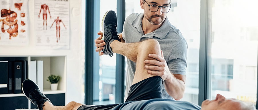 Physiotherapeut mit einem Patienten Übungen während der Reha nach einer Leber-OP