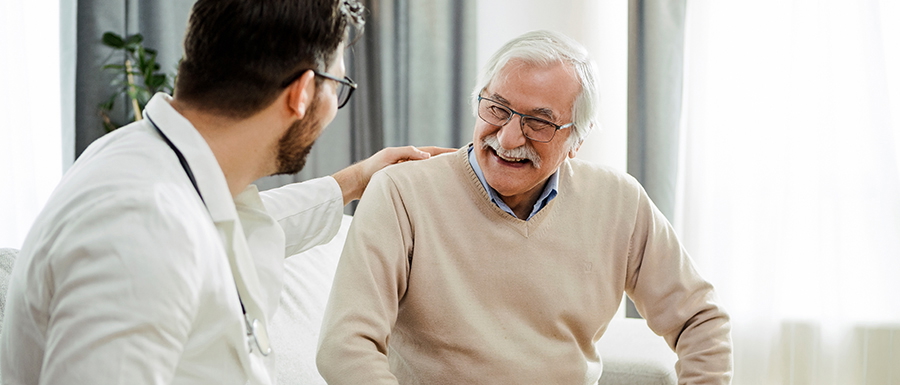 Facharzt für Gastroenterologie kümmert sich um Patient während der Reha nach Darmoperation